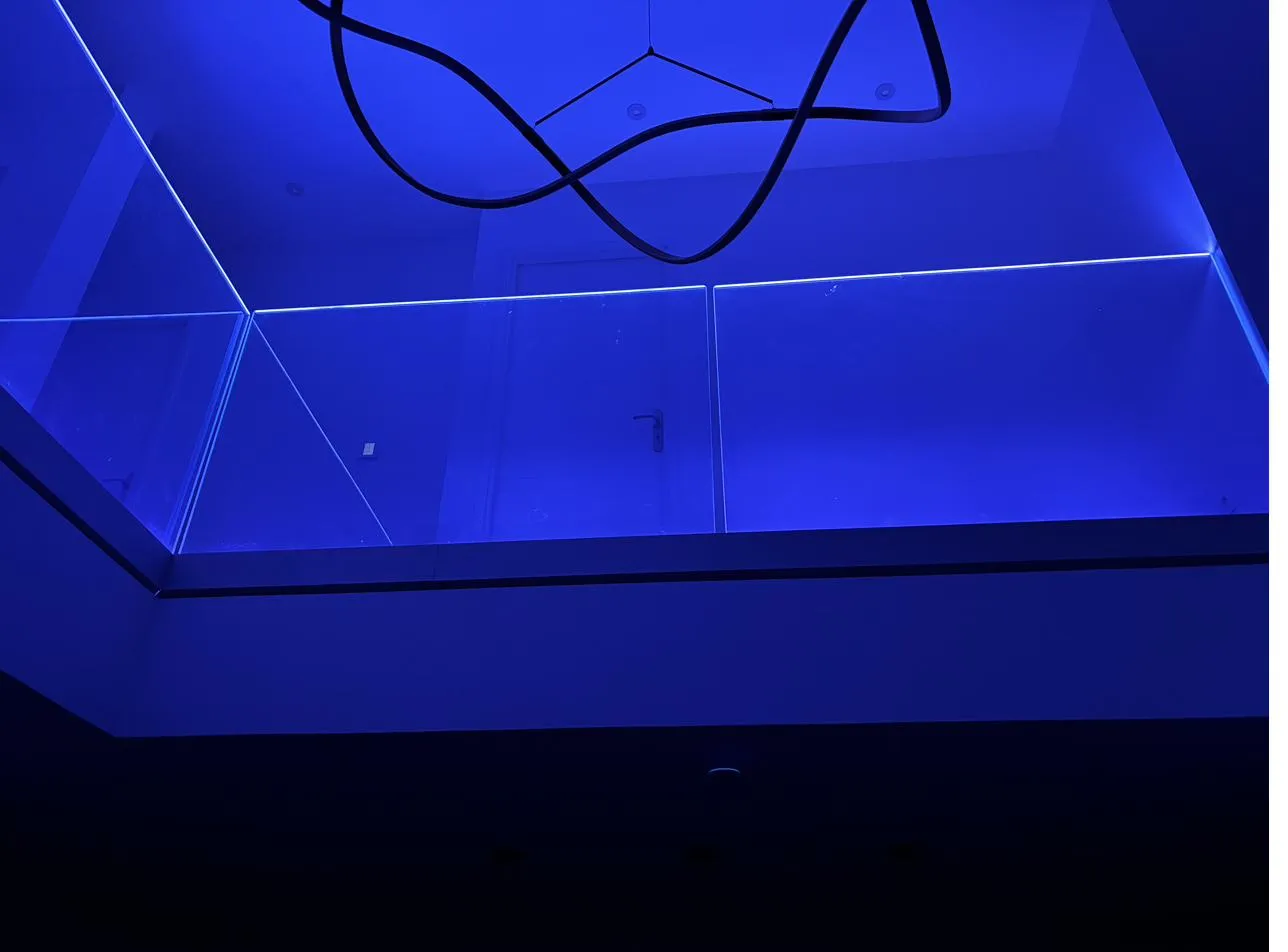 Mezzanine vue du séjour, ruban LED RGB en bleu et suspension lumineuse