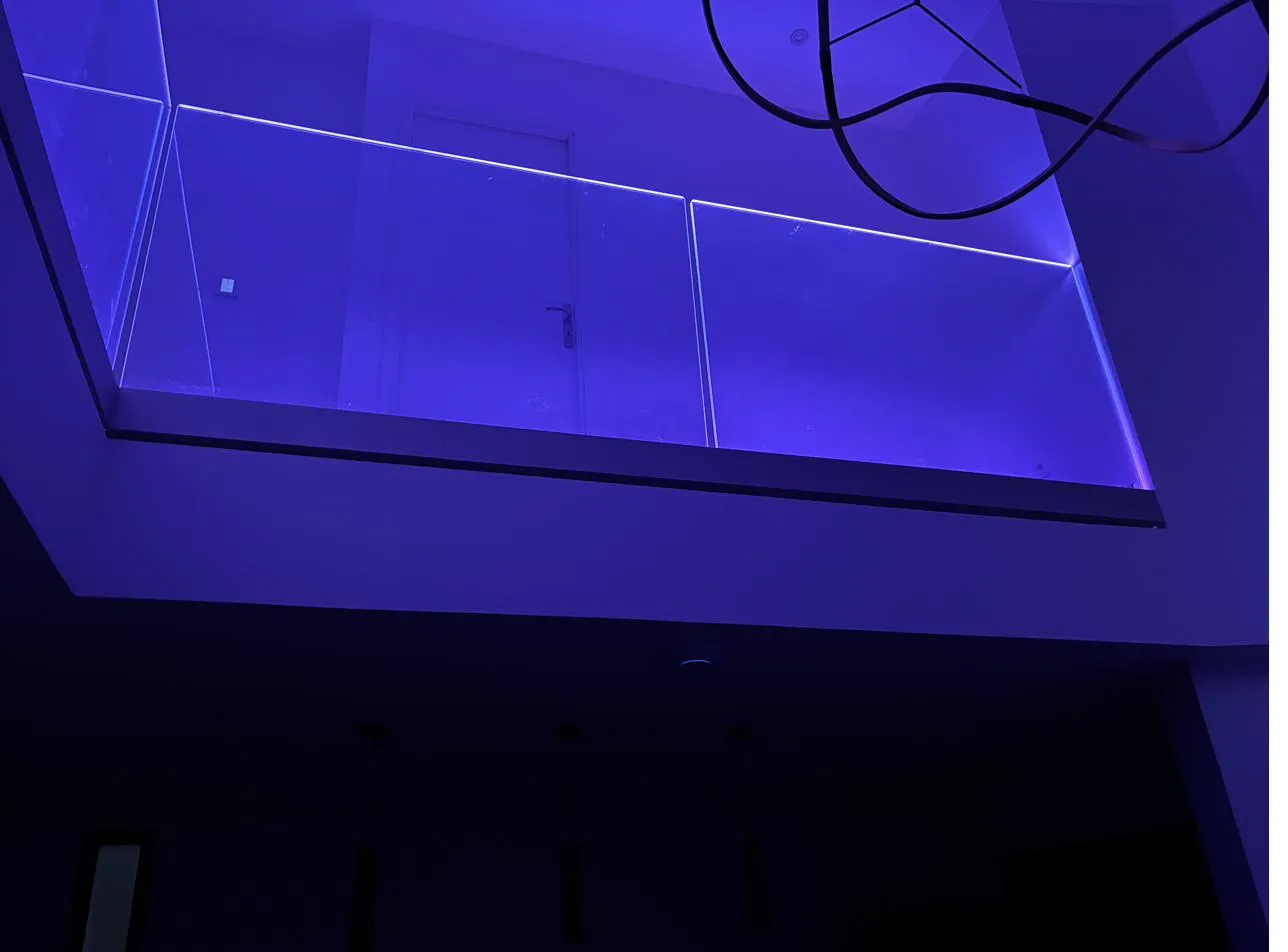 Mezzanine éclairée en violet par un ruban LED RGB